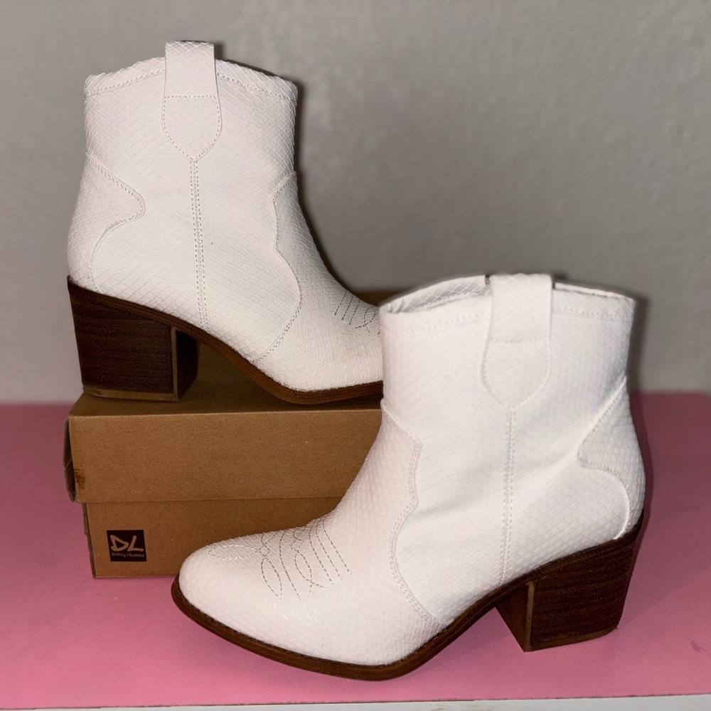 Dirty Laundry Unite White Snake Ankle Western Booties - Picture 6 of 9